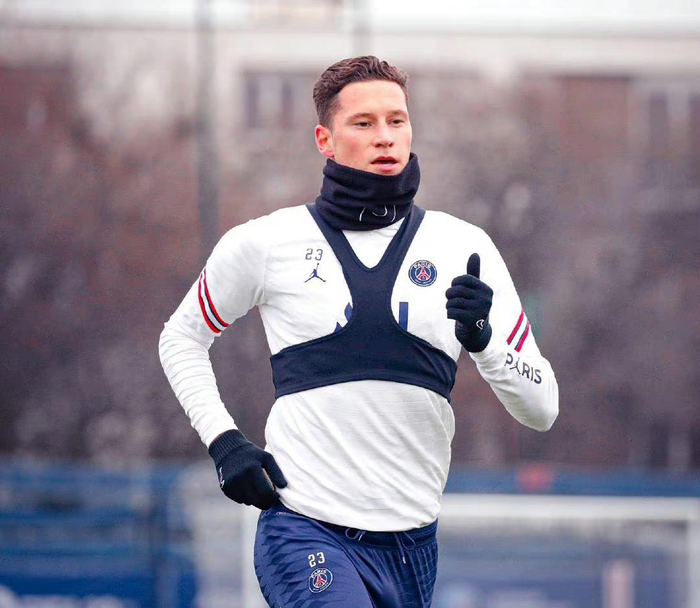 关于集结日北京首钢备战法国杯；官宣签约细节曝光；话题不断；训练强度明显提升的信息