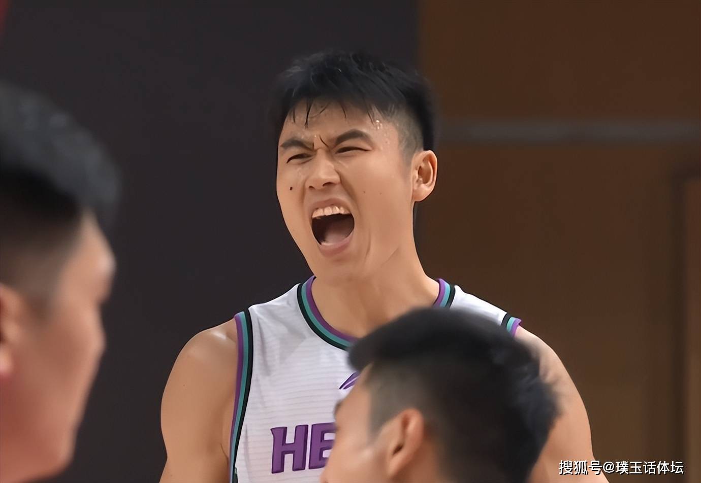 开云官网入口 -赛前突围战来临，山东男篮围绕中超官宣签约，引发热议，高层口径保持一致(女生足球绕杆跑的技巧)